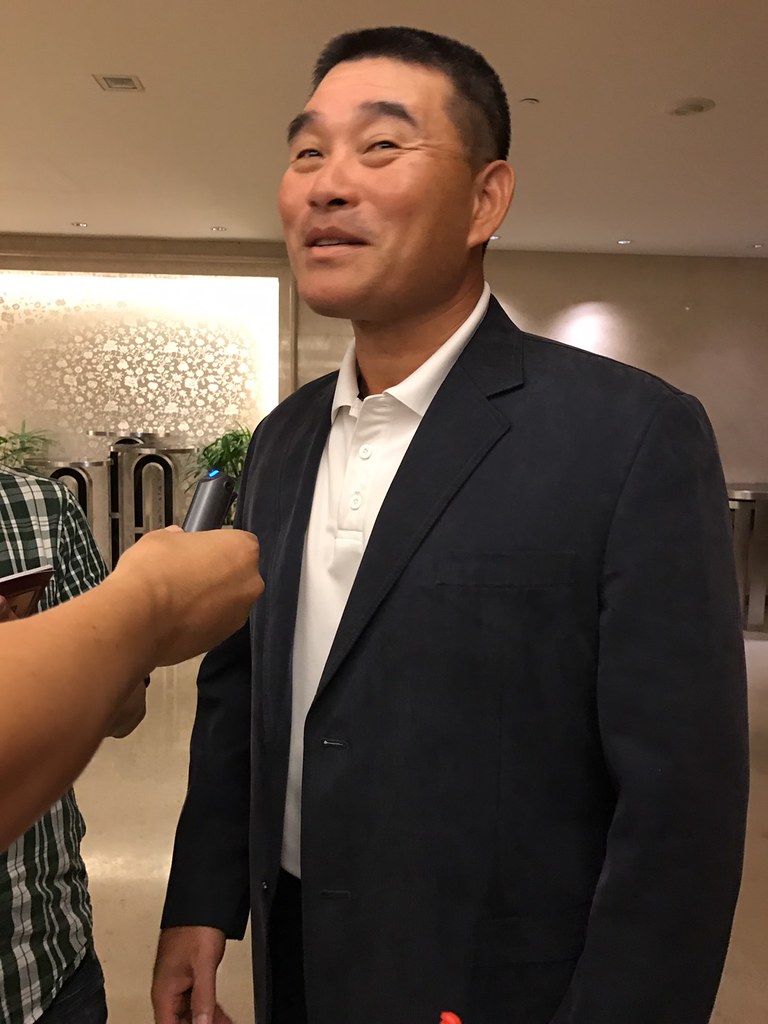 王貞治打擊時　林華韋：呂明賜上場蹲捕