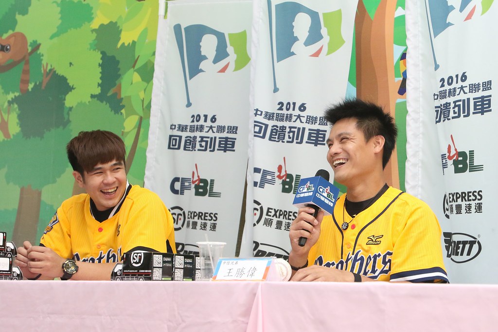 中職回饋列車駛進忠義國小　三球星細心指導小選手