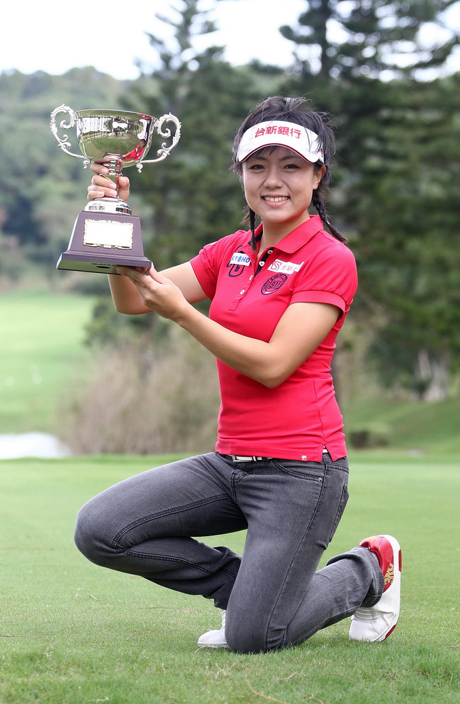 蔡佩穎穩定出擊　笑捧台巡賽第2冠