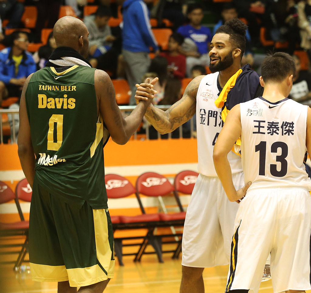 B.戴維斯樂於助人　預告本季達大三元