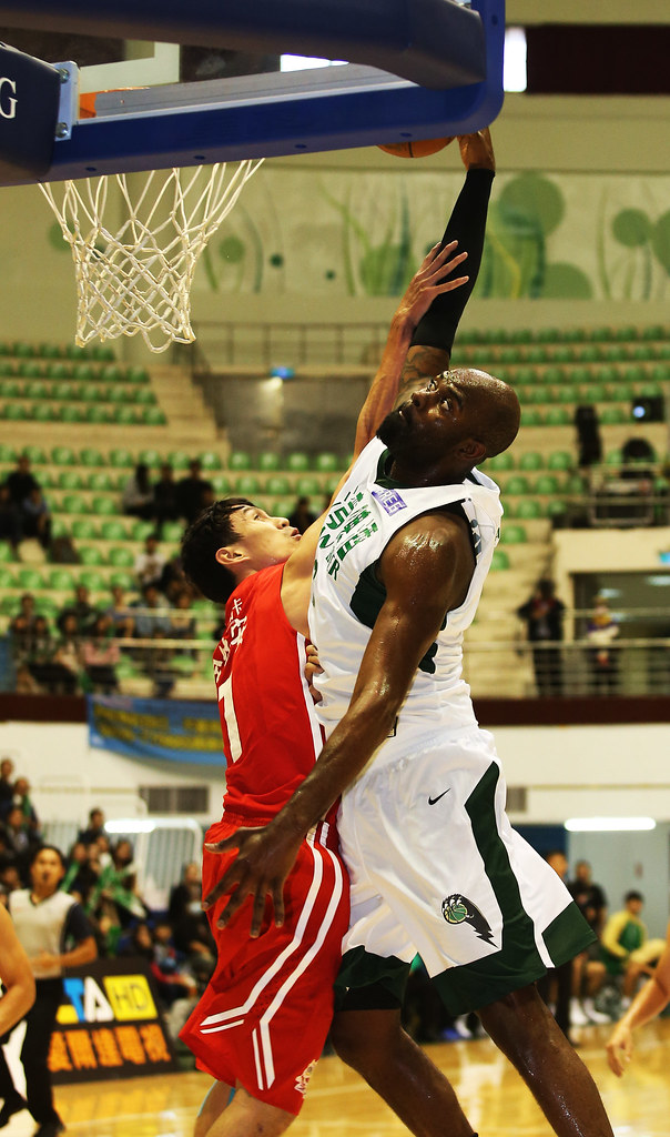 B.戴維斯帶動氣勢　周伯勳13罰全中