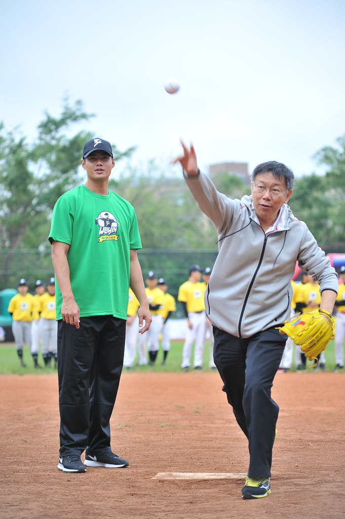 「國泰真殷雄-陳偉殷棒球訓練營」臺大棒球場熱鬧開訓