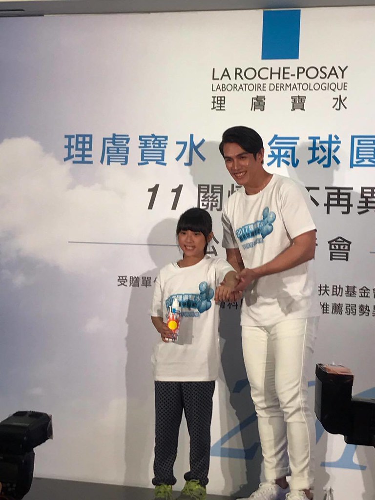 陽岱鋼做公益　親為孩童擦乳液