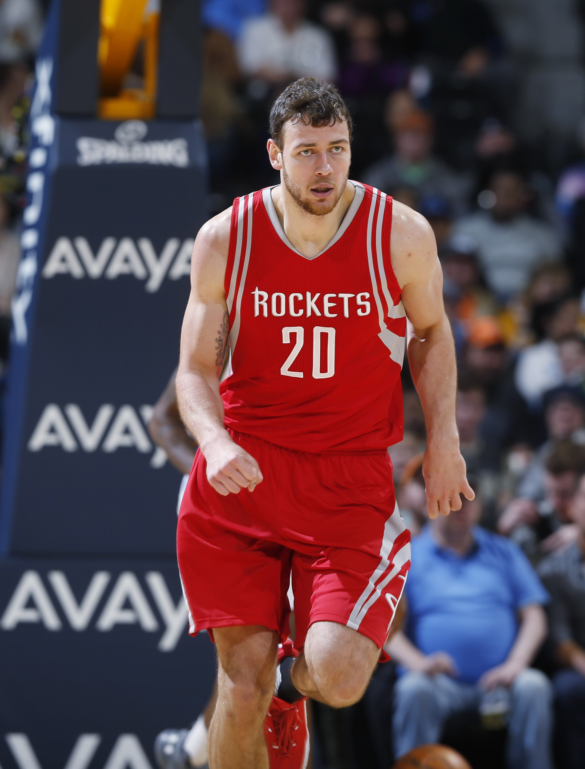 一波三折　火箭放Motiejunas自由