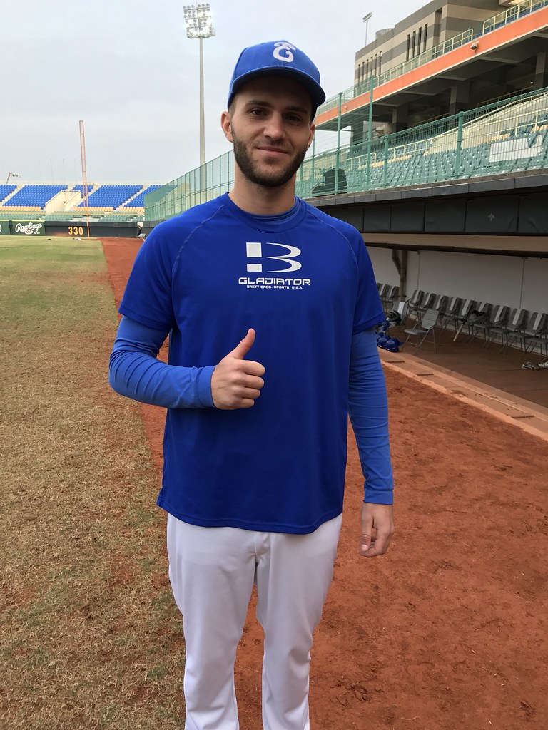 熱愛棒球　普福牆上畫好球帶練投