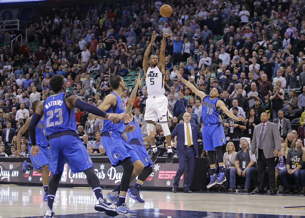 Hood首飆致勝球　爵士輾過小牛