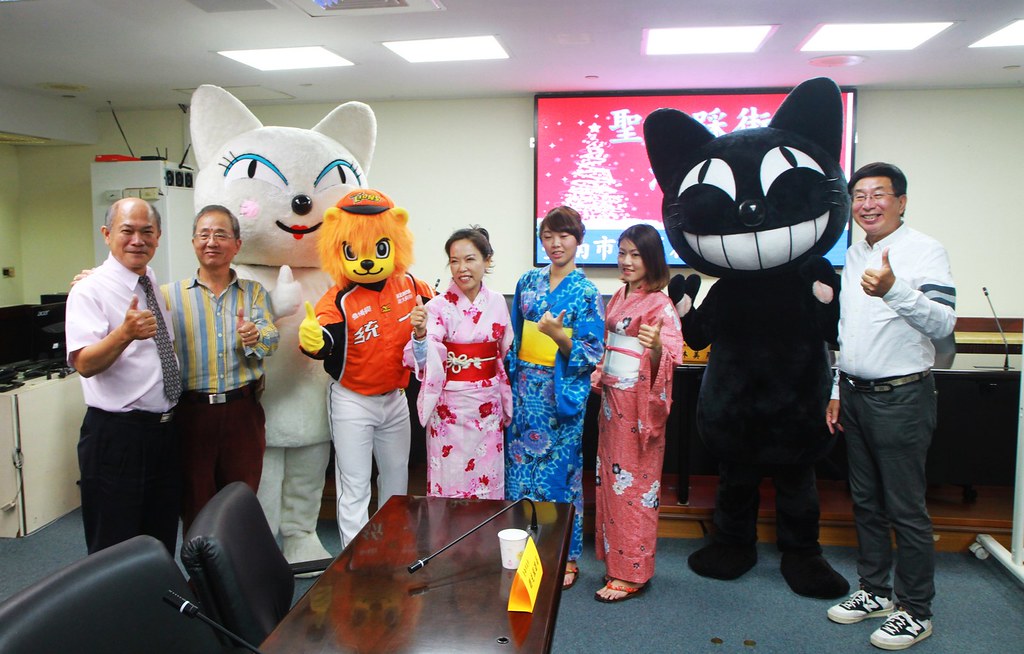 統一獅與國華友愛商圈　歡慶耶誕踩街迎好年