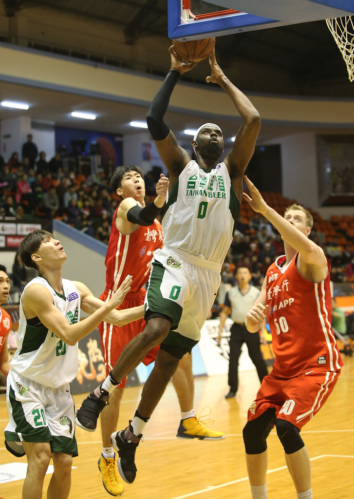 台啤聖誕交換禮物　B.戴維斯送爛禮被抓包