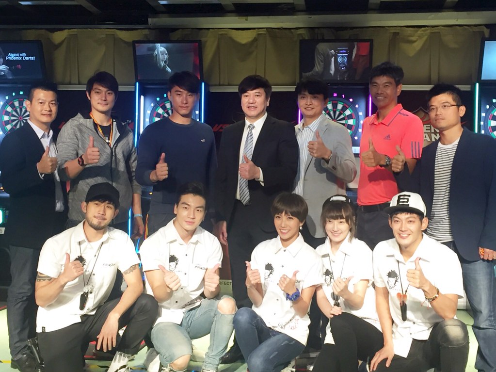 飛鏢慈善義賣　王建民簽名T恤10萬標得