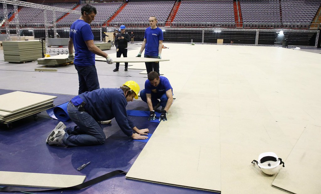 台灣首見室內移動式硬地球場　歐洲團隊來台監工
