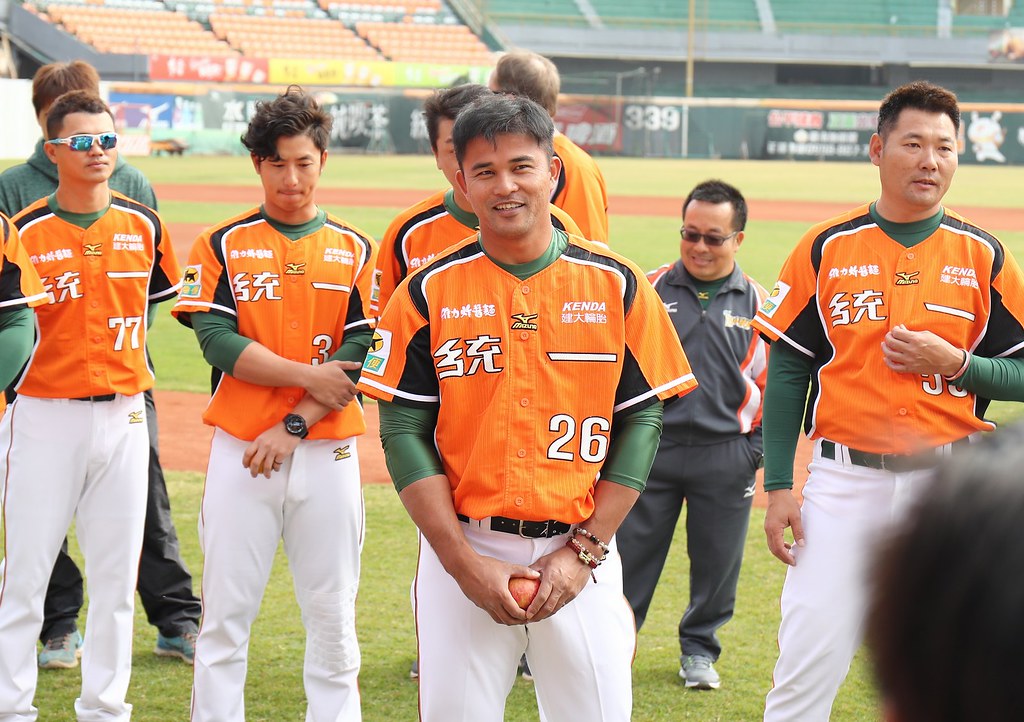 獅隊新春團拜　陽建福正式報到