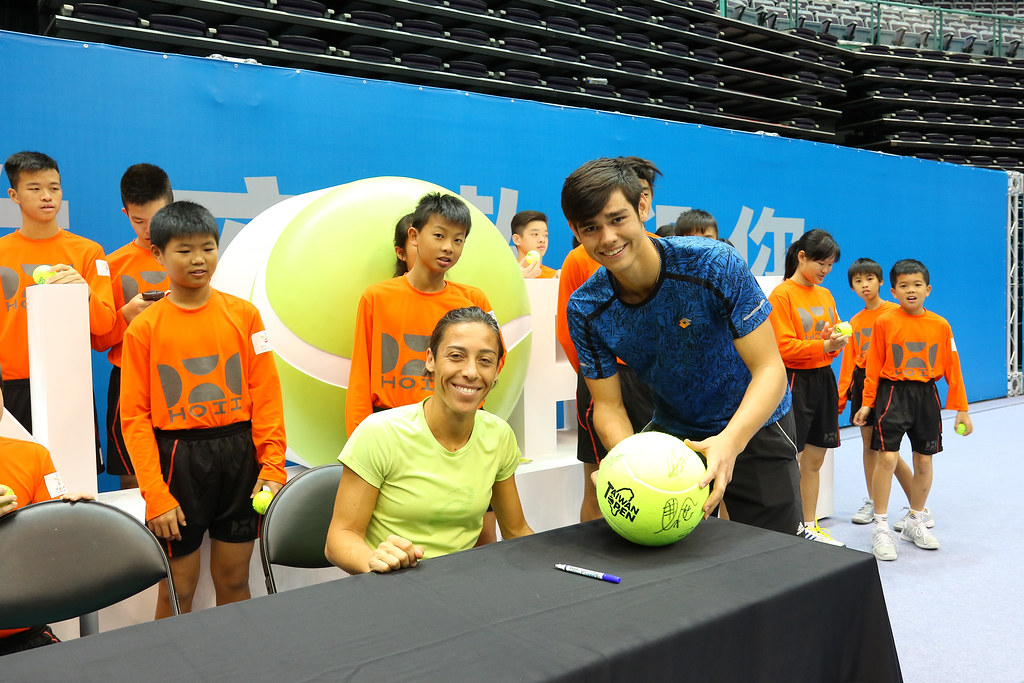 Schiavone離台　親切送簽名