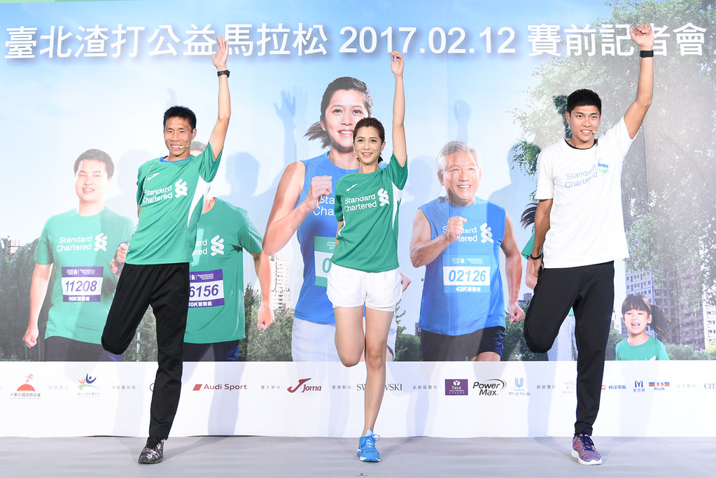 台北渣打馬拉松將開跑　何盡平、陳傑示範暖身動作