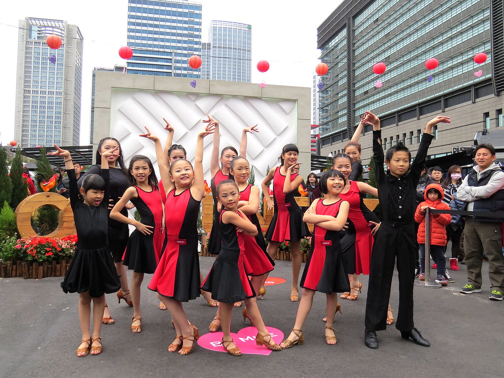 ​228金舞獎　小選手齊舞信義區快閃宣傳