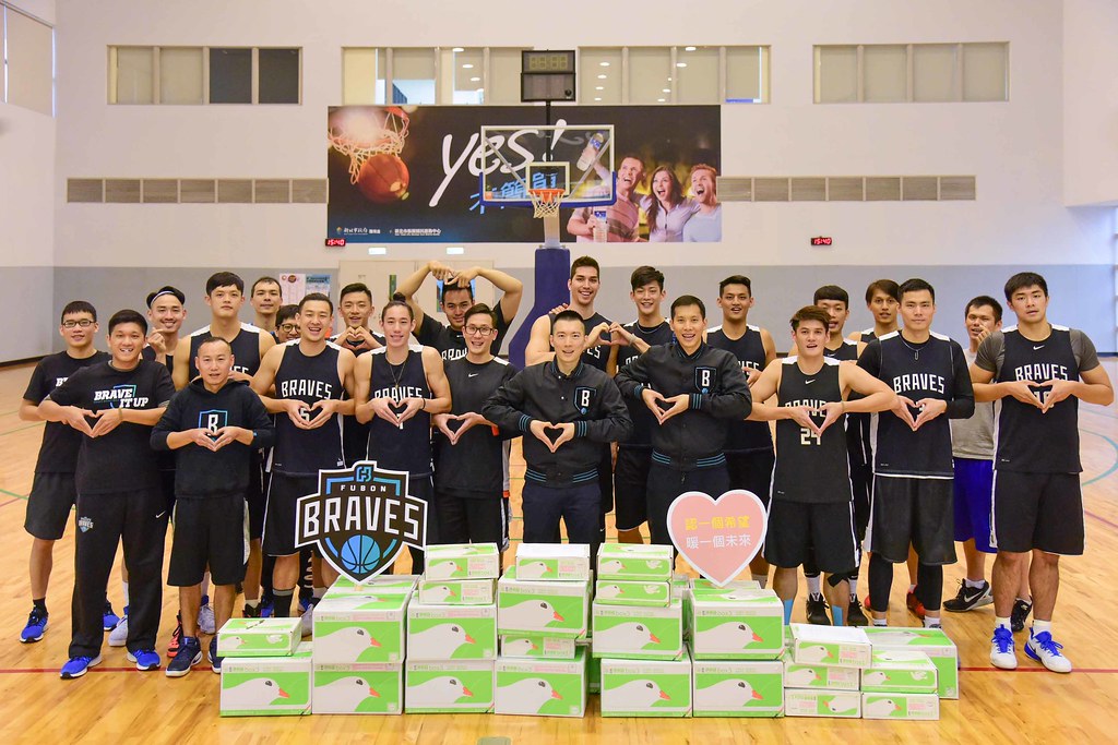 富邦勇士做公益　送籃球給偏鄉孩童