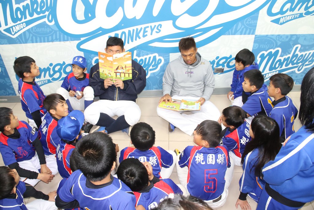 陳凱倫、劉時豪唸故事　三光國小球員興奮不已