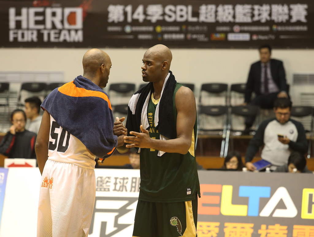 B.戴維斯踩到地貼滑倒　怒嗆要告SBL