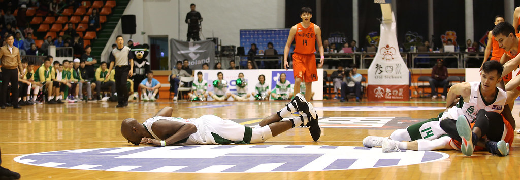 B.戴維斯腳跟拉傷　台啤備案鎖定李恩