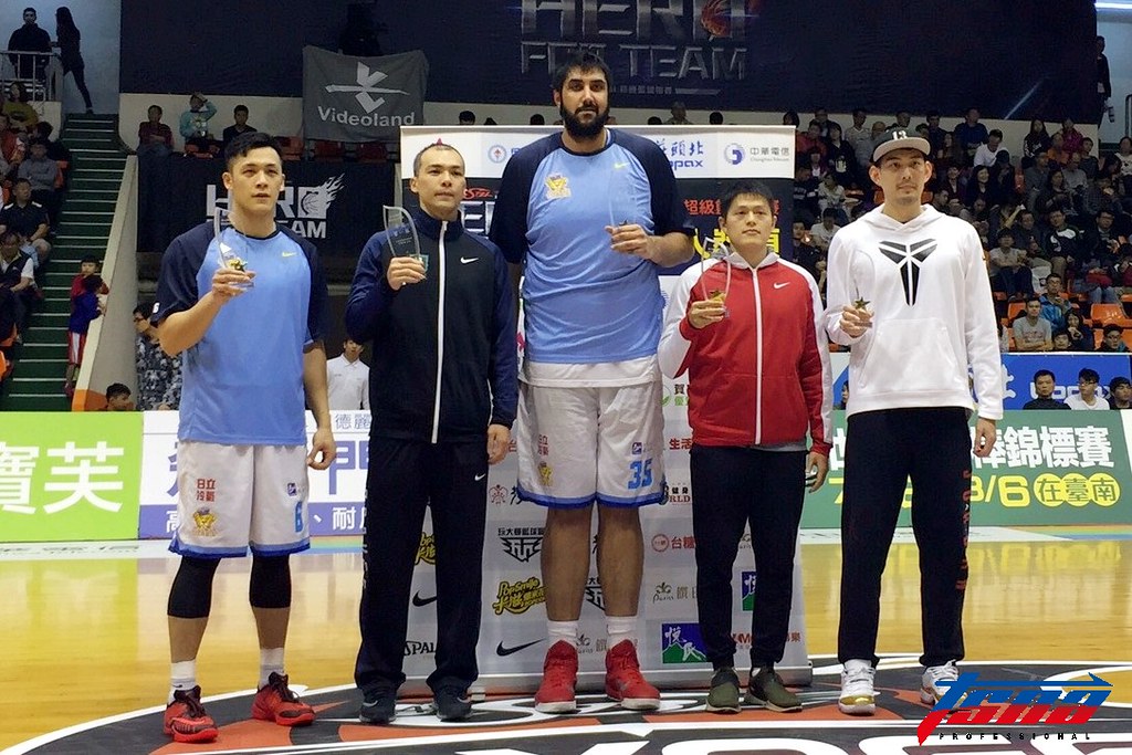 年度第1隊　蔡文誠、李維哲心酸領獎