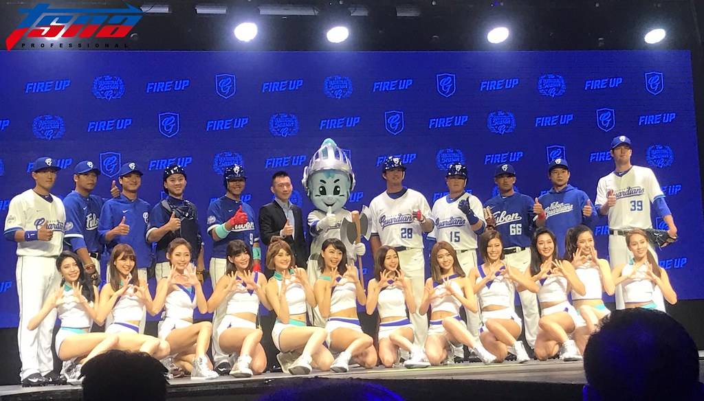 「Fire up」口號　富邦吉祥物、啦啦隊首亮相