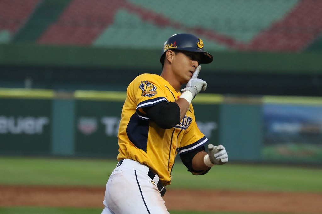 曾陶鎔、許基宏再開轟　兄弟大勝統一