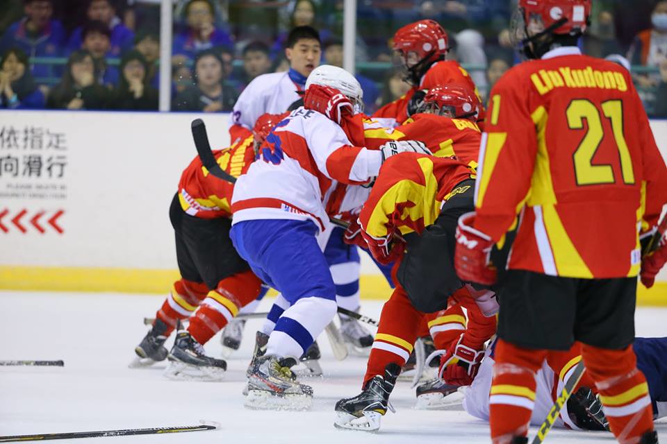 U18冰球賽爆衝突　中國先動手還挑釁
