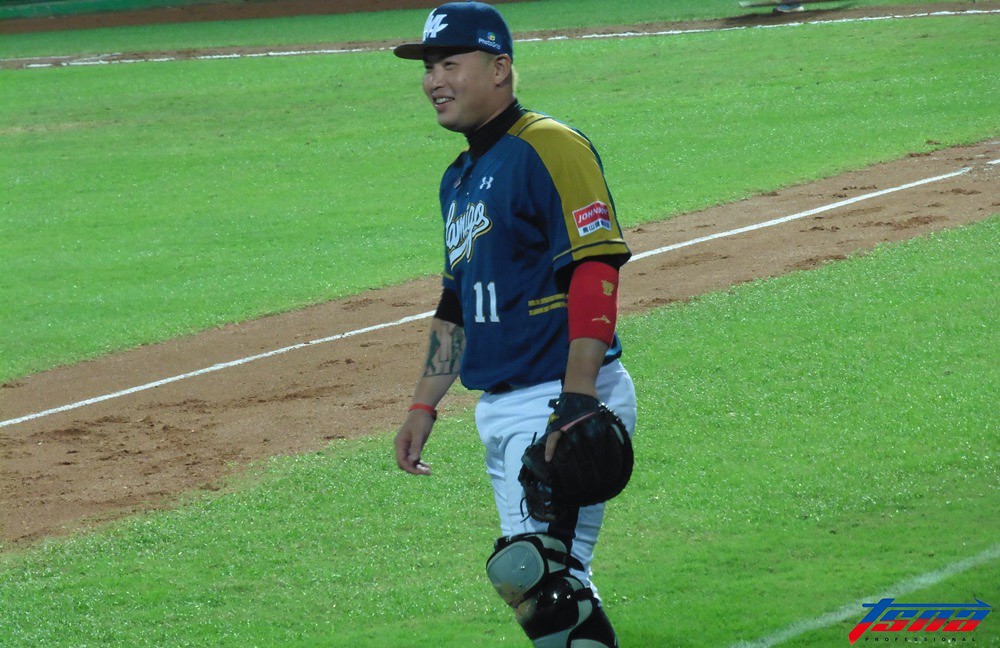 右腿後肌不適　林泓育板凳待命