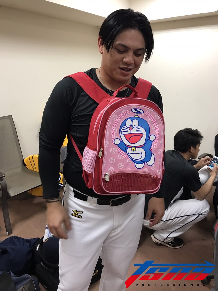 中信零食包亮相　洪宸宇：背帶好緊