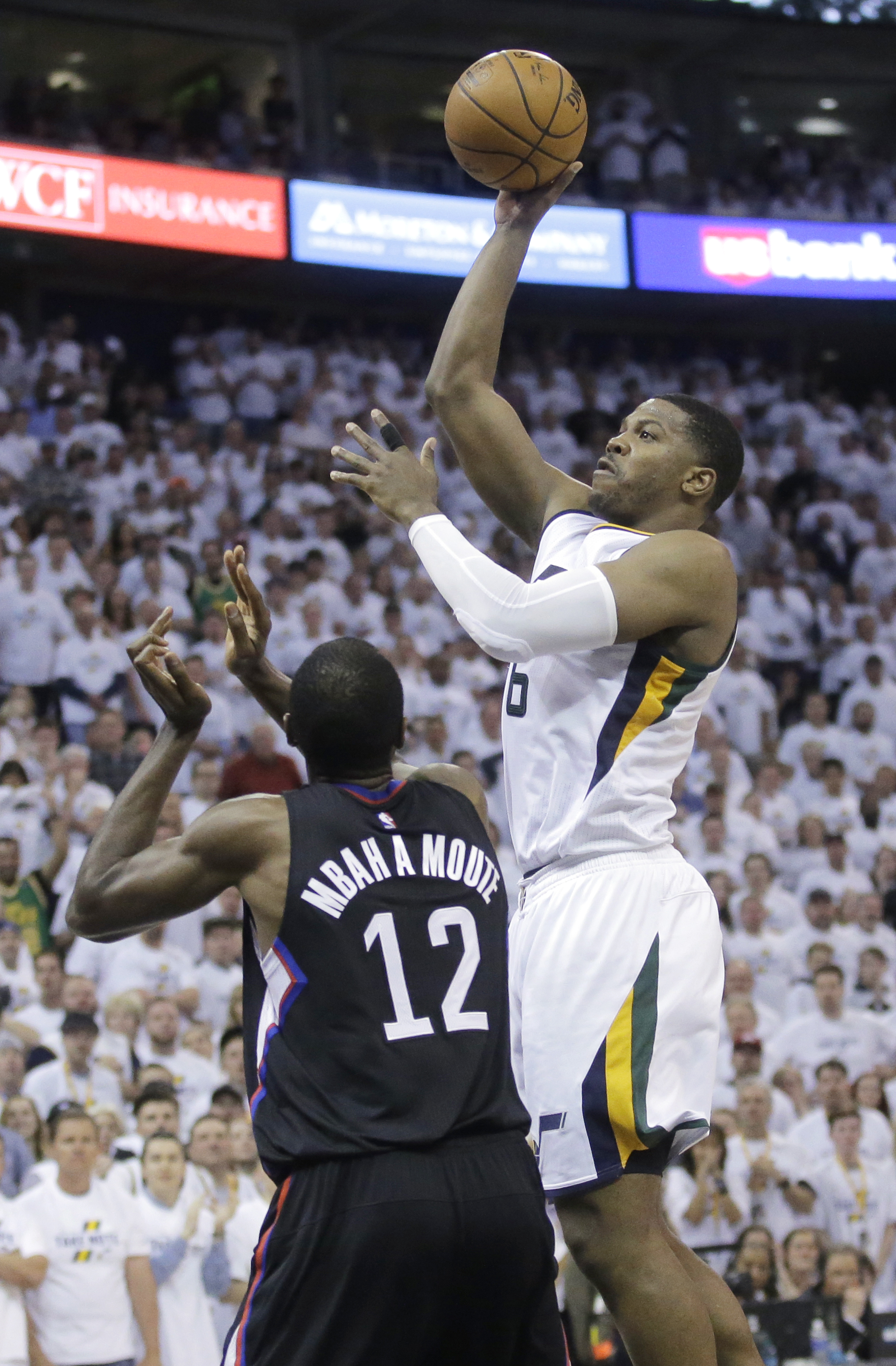 Johnson替補飆分　爵士追平快艇