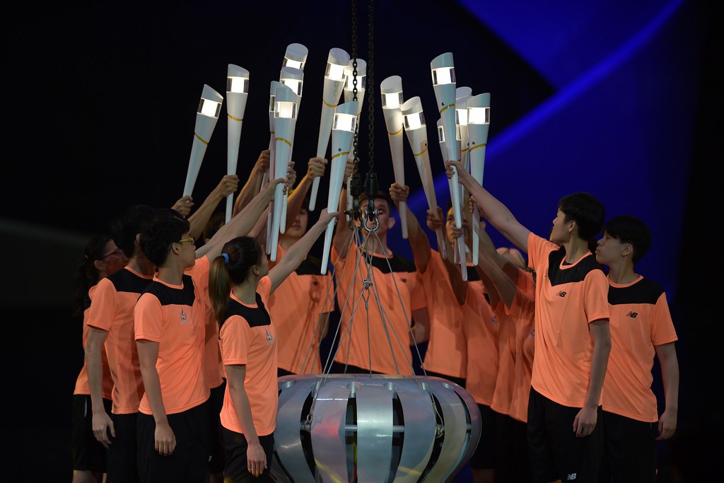 全大運開幕　莊佳佳、文姿云舉聖火