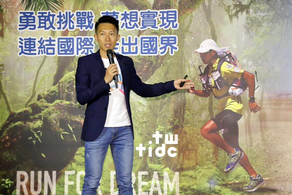 挑戰叢林超馬睡吊床　陳彥博公園模擬架設