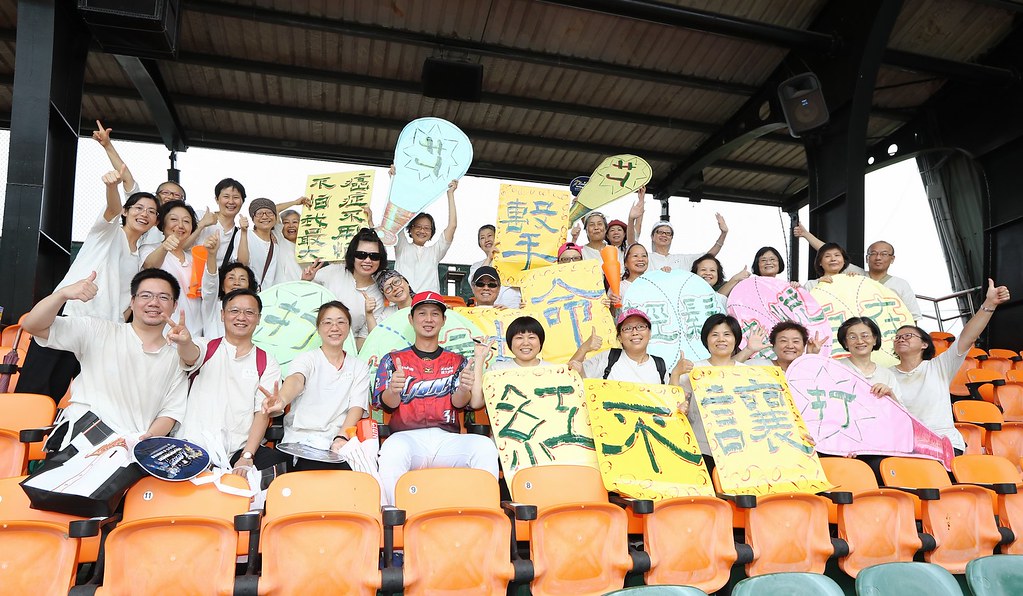 高志綱親自送上禮物　鼓勵癌友體驗戶外運動