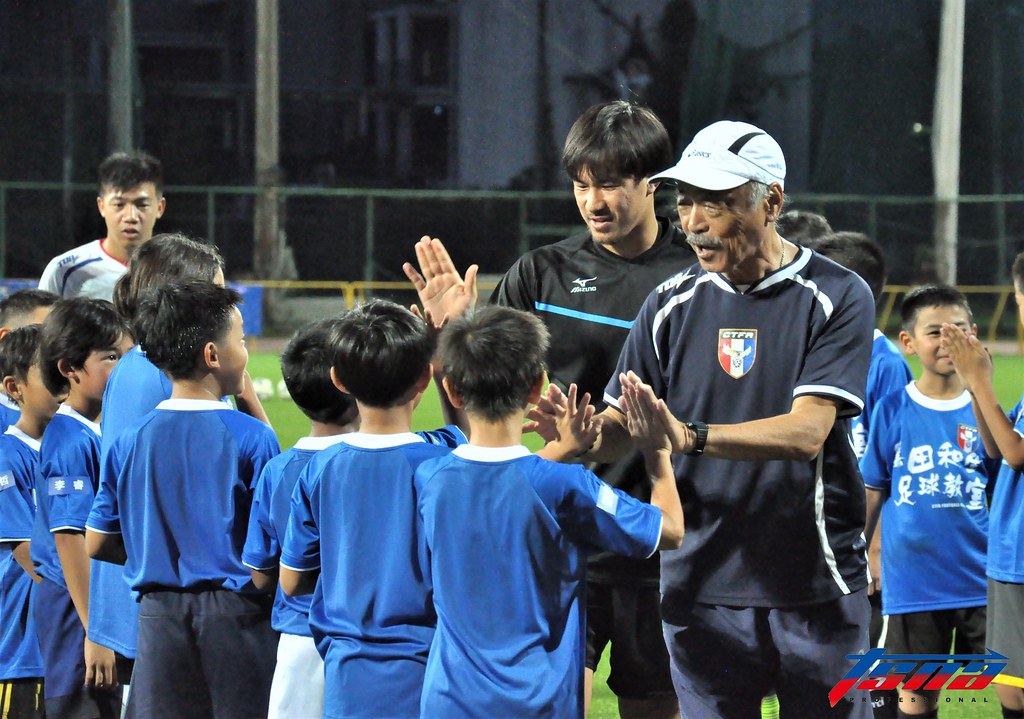 男足教練黑田辦足球教室　邀英超球星力挺