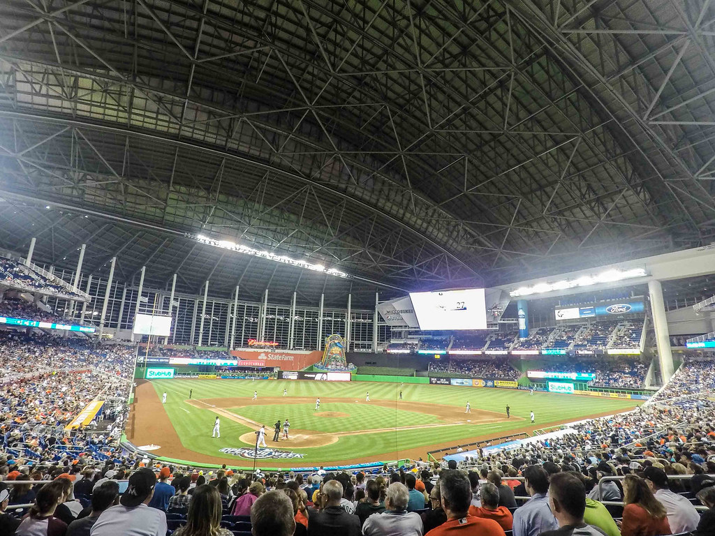 大聯盟最新的開闔式屋頂球場：馬林魚球場