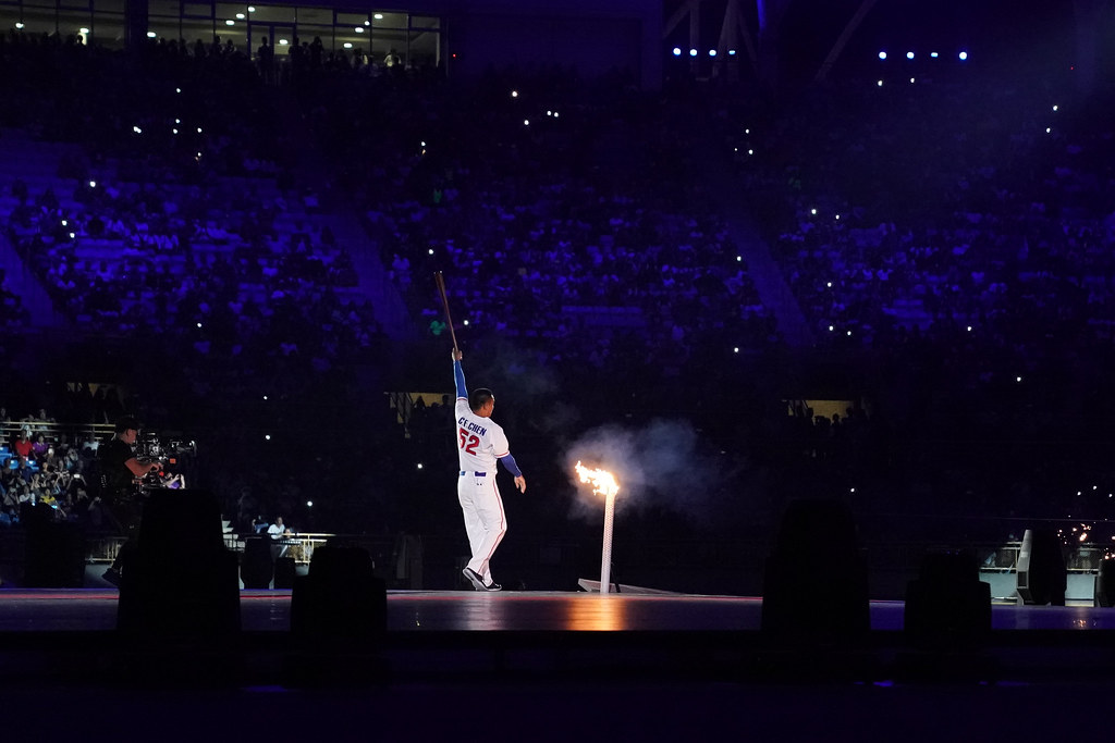 楊俊瀚任掌旗官　陳金鋒揮棒點聖火