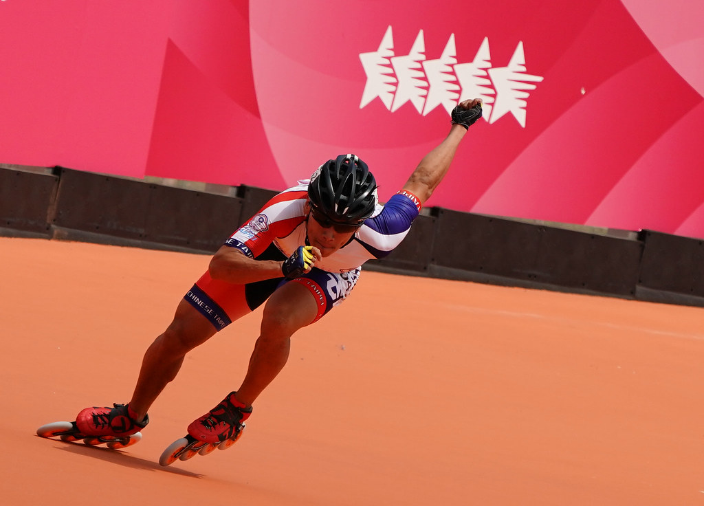 終點前超車成功　滑輪溜冰再奪金！