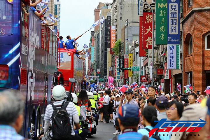 「英雄車隊遊行」 賀世大運創佳績