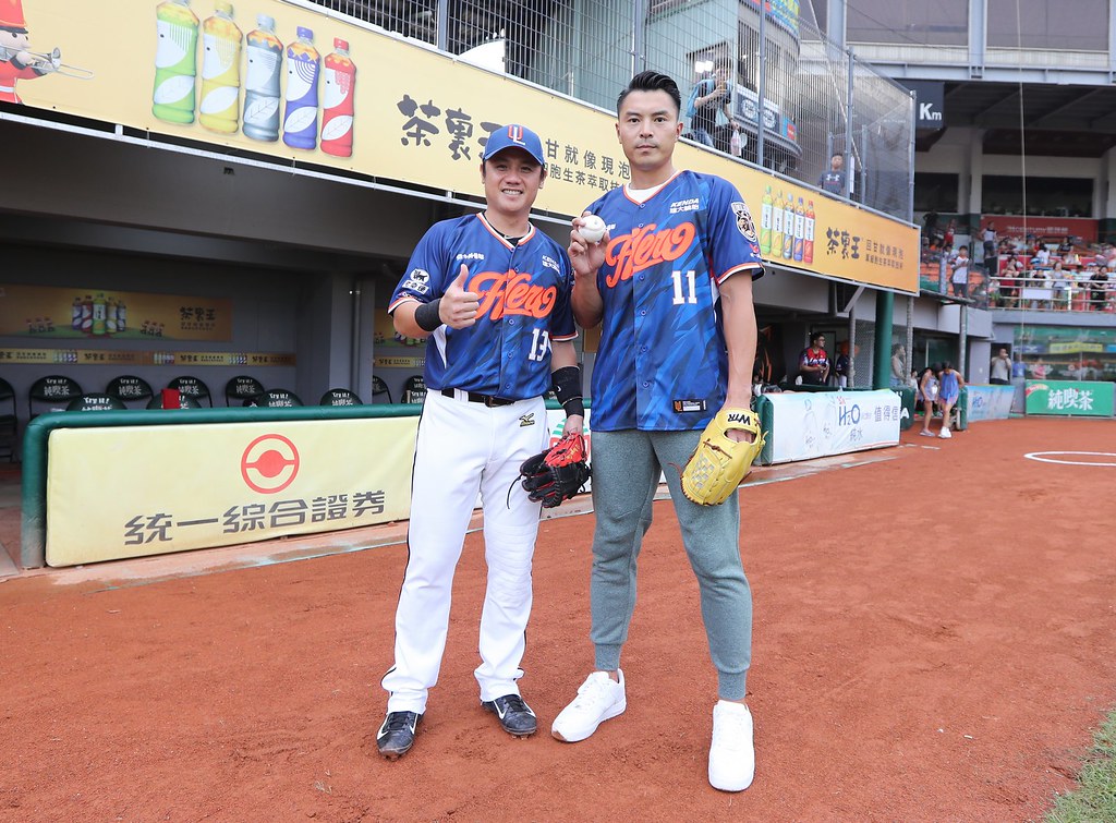 ​飛人陳信安開球　與陳鏞基相見歡 