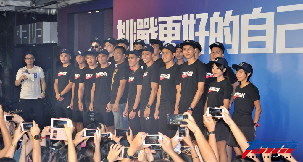 鋒哥親送特製帽　感謝世大運國手的努力