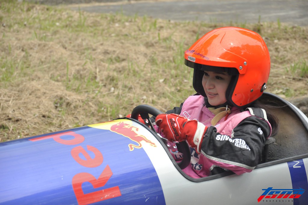 試乘皂飛車　拉力賽皇后沈佳穎意猶未盡