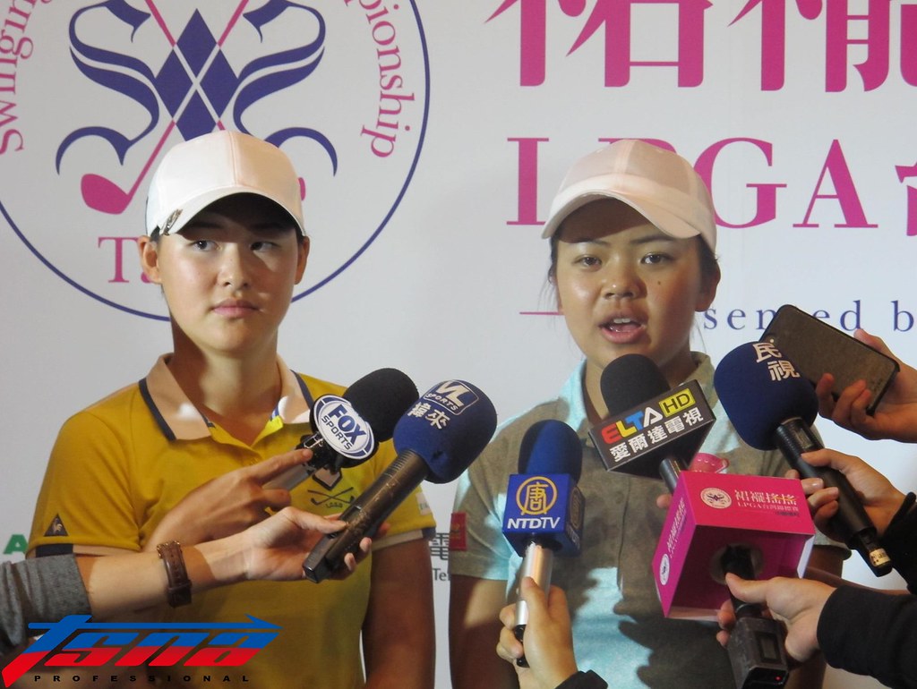 裙襬搖搖風雨中開打　徐薇淩謝桿弟貼心撐傘