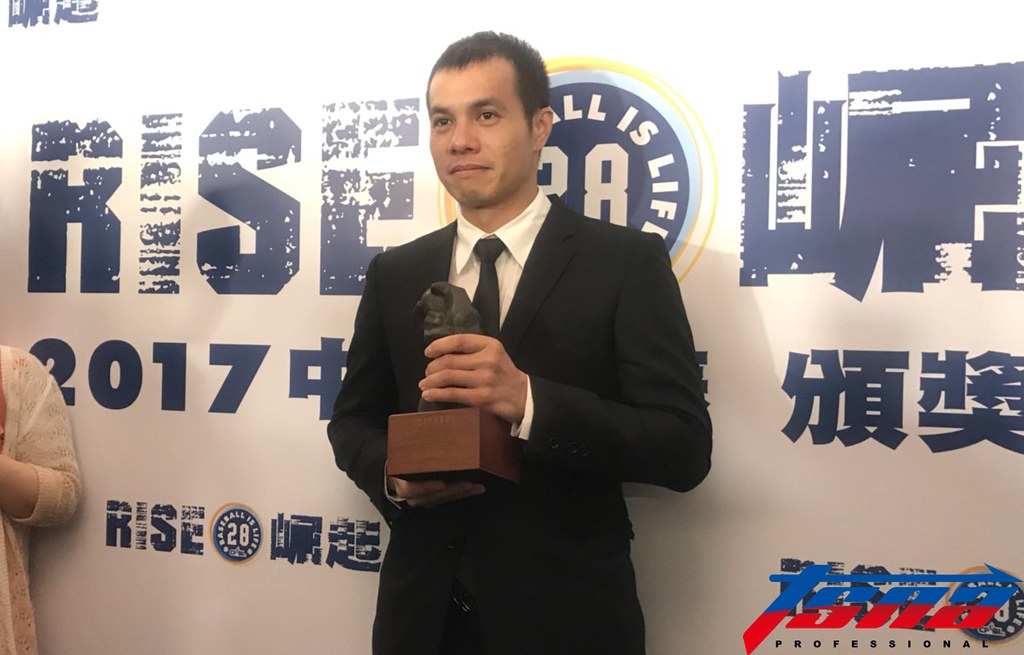 張正偉第7度最佳外野手　得獎致詞爆淚哽咽