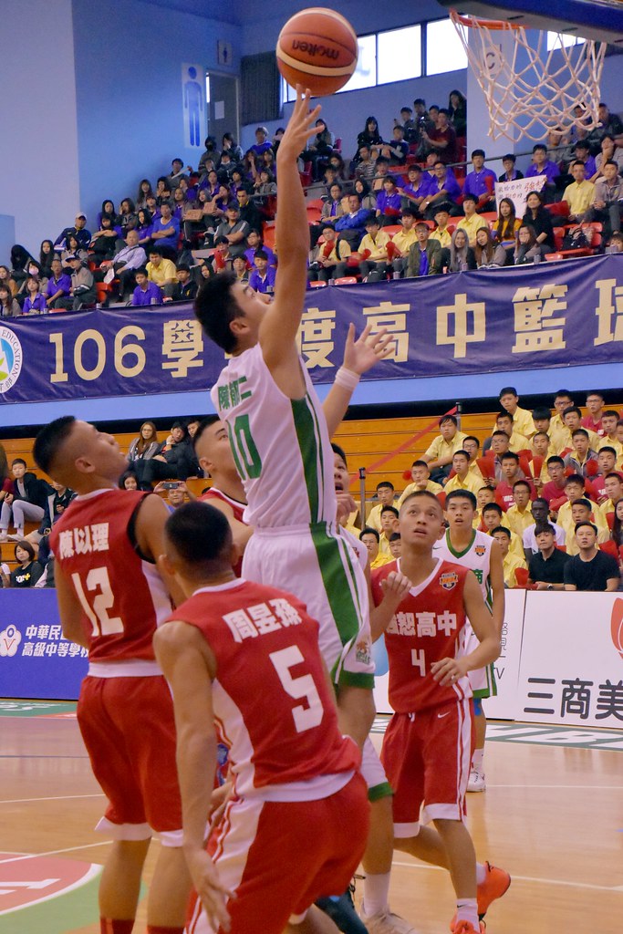 田本玉換氣過度　陳郁仁驚險救高苑