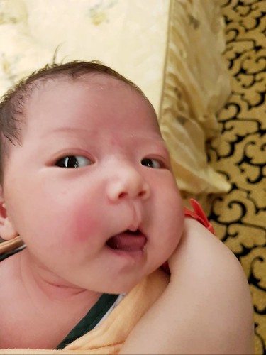 江宏傑愛女滿月　「小小愛」首度露面