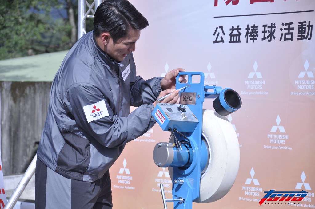 關懷偏鄉小朋友　陽岱鋼贈送發球機