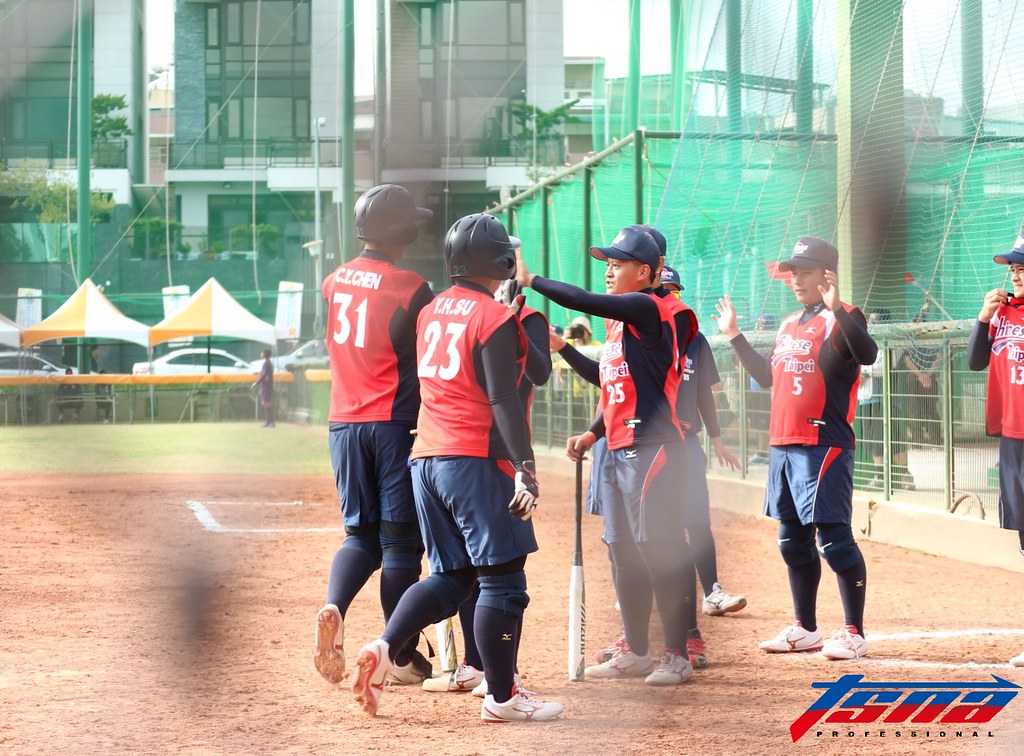 全場17安、4轟　台灣女壘全勝晉級