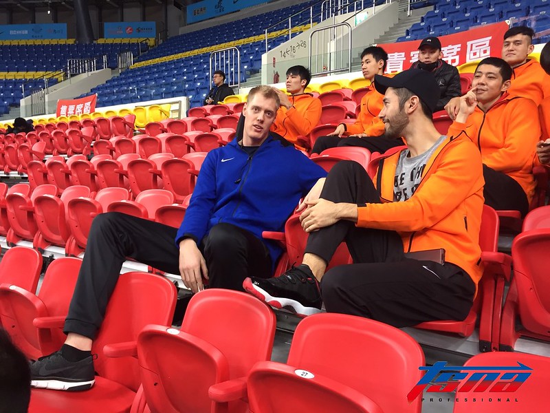 勵志哥將回美治療　奈維爾剛到就會打