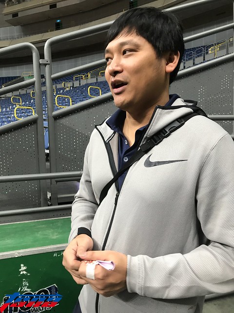 教頭怒摔戰術板　東泰回神擊敗青年