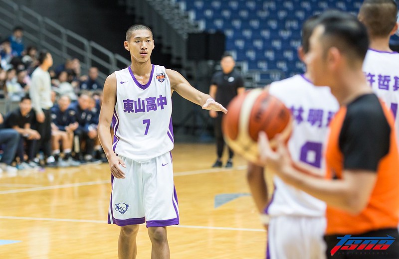 邱子軒扭傷裝沒事　東山踩進8強之列