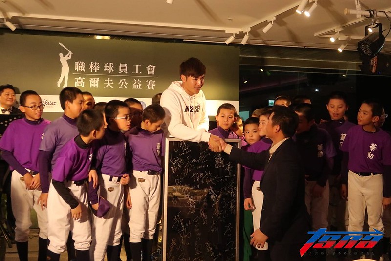 6萬標得球員簽名板　王維中愛心不落人後